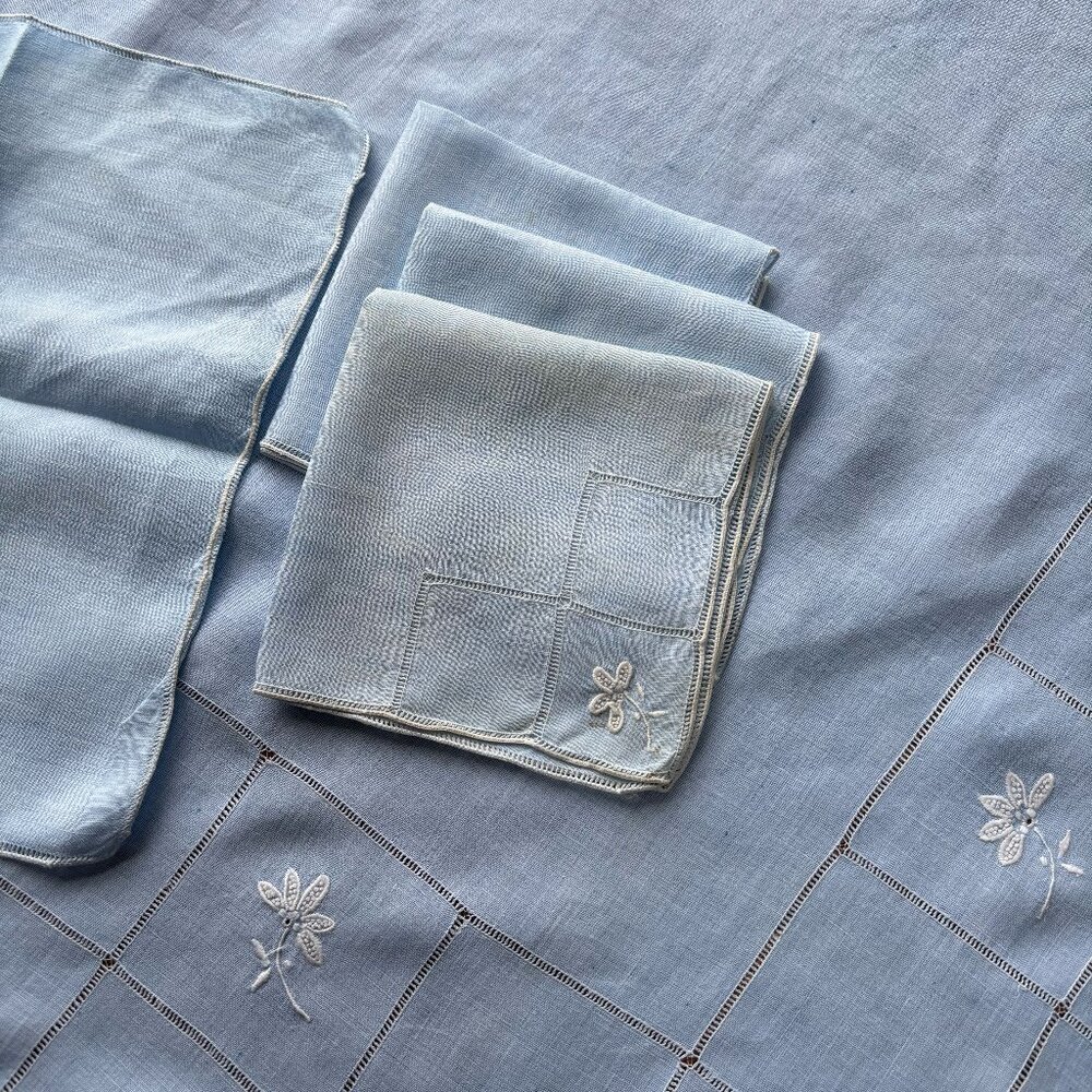 Vintage Cotton Tablecloth and Four Napkins - Picture 3 of 6